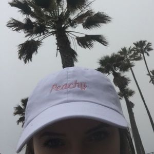 Brandy Melville “peachy” hat🍑
